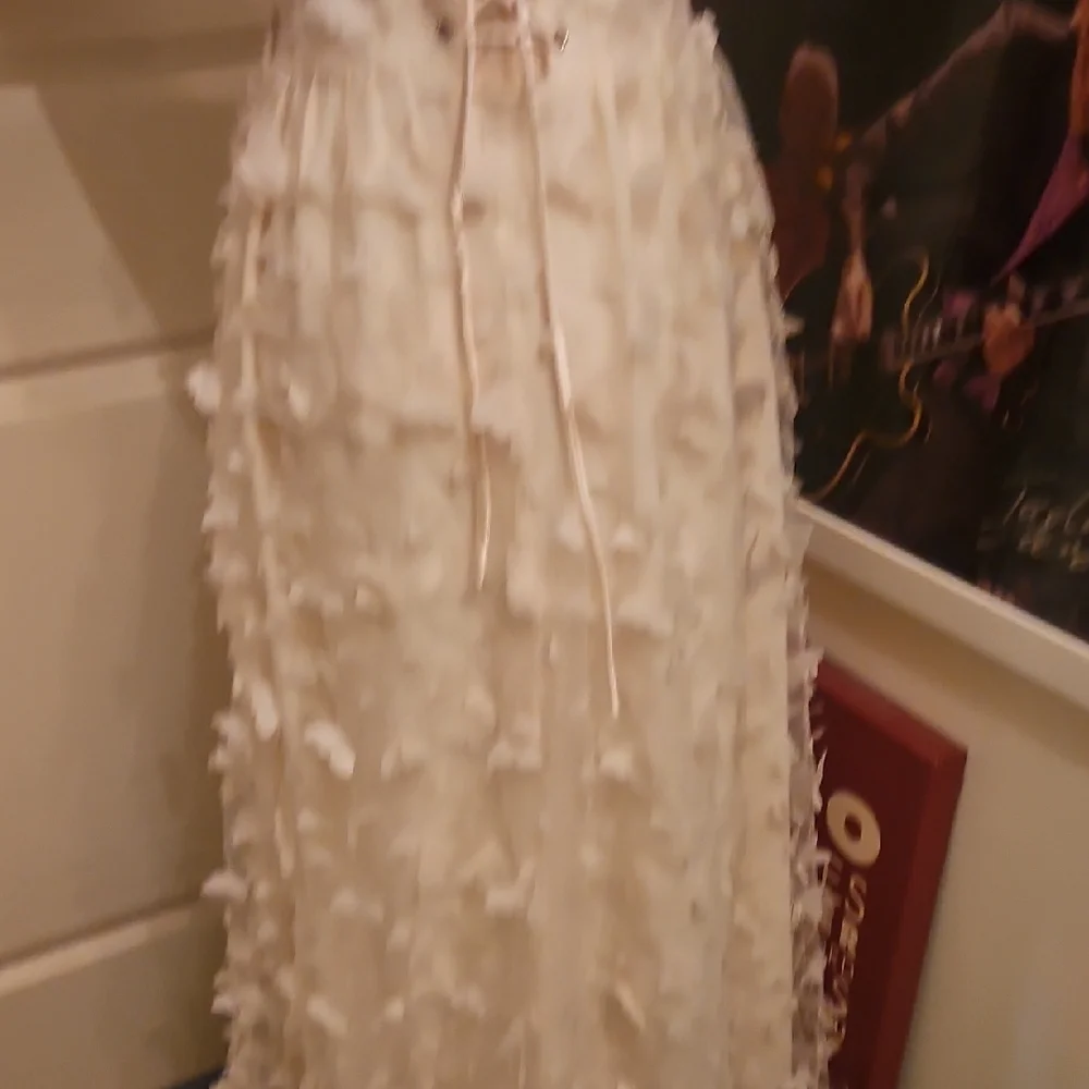Elegant Ivory Maxi Dress with Textured Appliqué - Picture 7 of 9